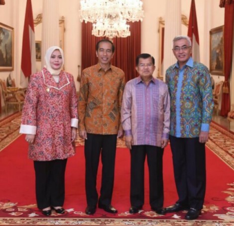 Presiden RI Ir Joko Widodo dan Wapres Jusuf Kala bersama Bupati dan Wakil Bupati Bima di Istana Negara Jakarta